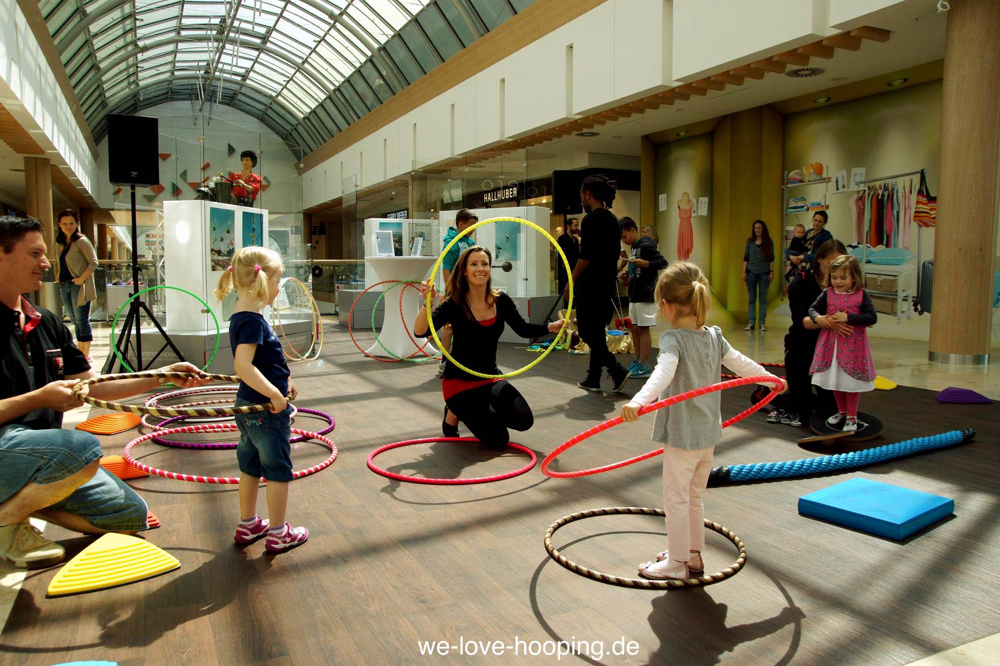 Event Riem Arcaden Hula Hoop mit Kindern